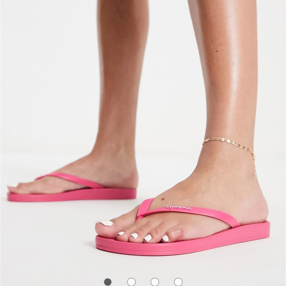 Ipanema Anatomica flip flops in pink size 5